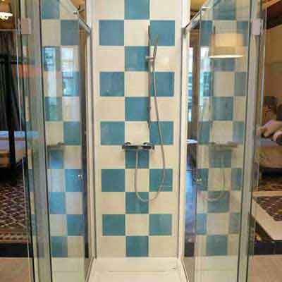 Columna de ducha en azul y blanco