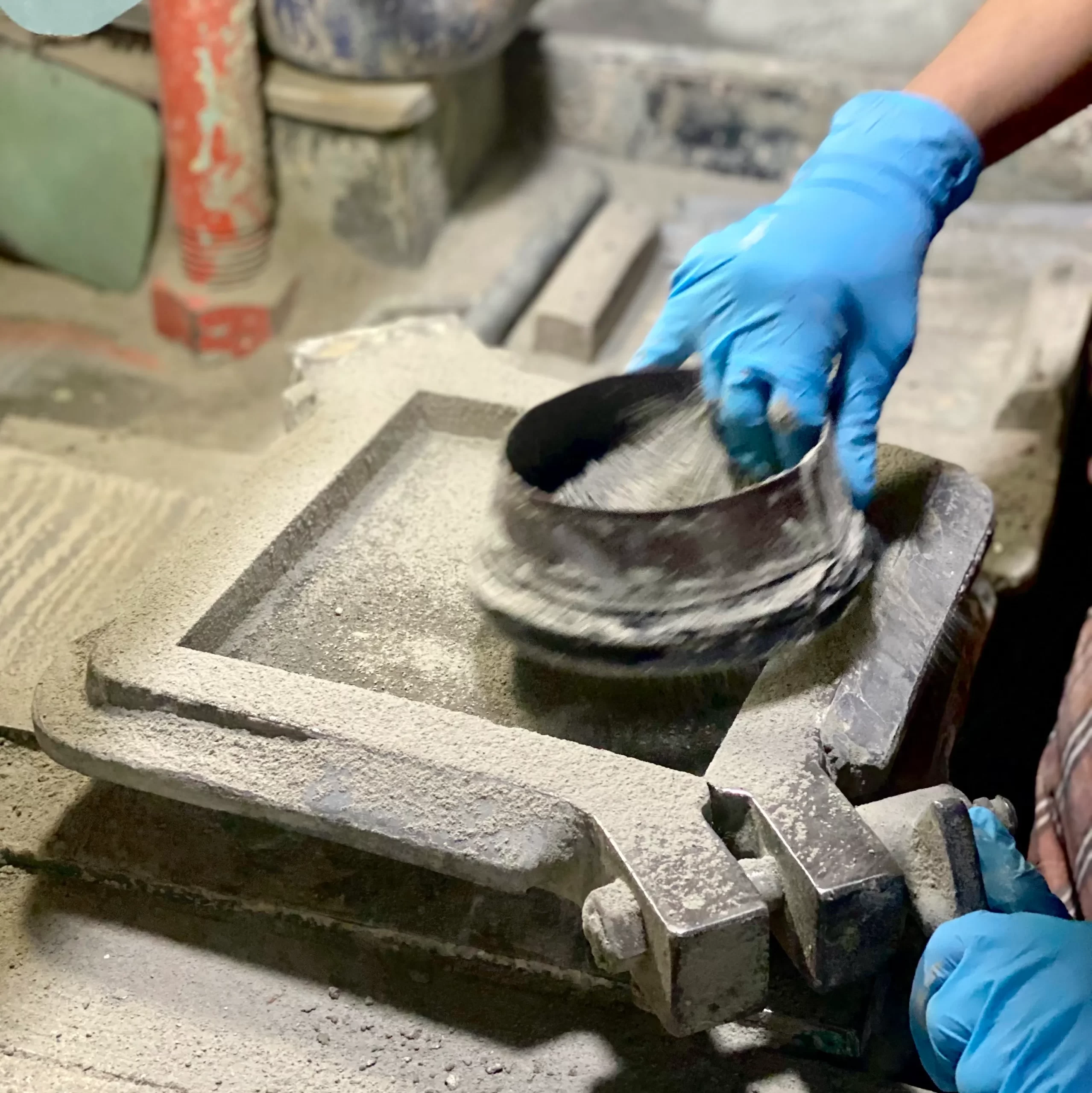 Fabrication artisanale de carreaux de ciment dans l'atelier Mosaics Torra près de Barcelone