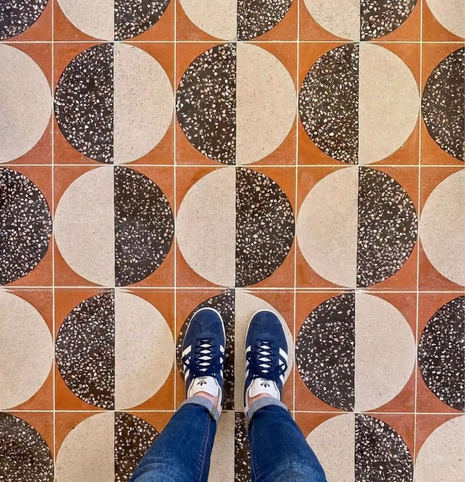 Suelo de terrazzo con dibujo geométrico
