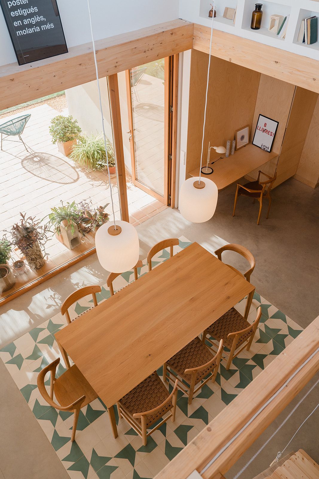 Ambiance décorée avec un sol en carreaux de ciment artisanaux Mosaics Torra