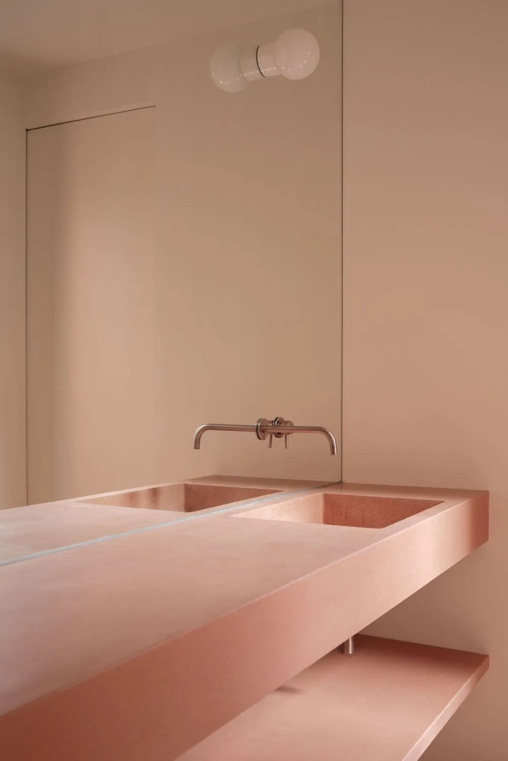 Lavabo doble de microcemento rosa