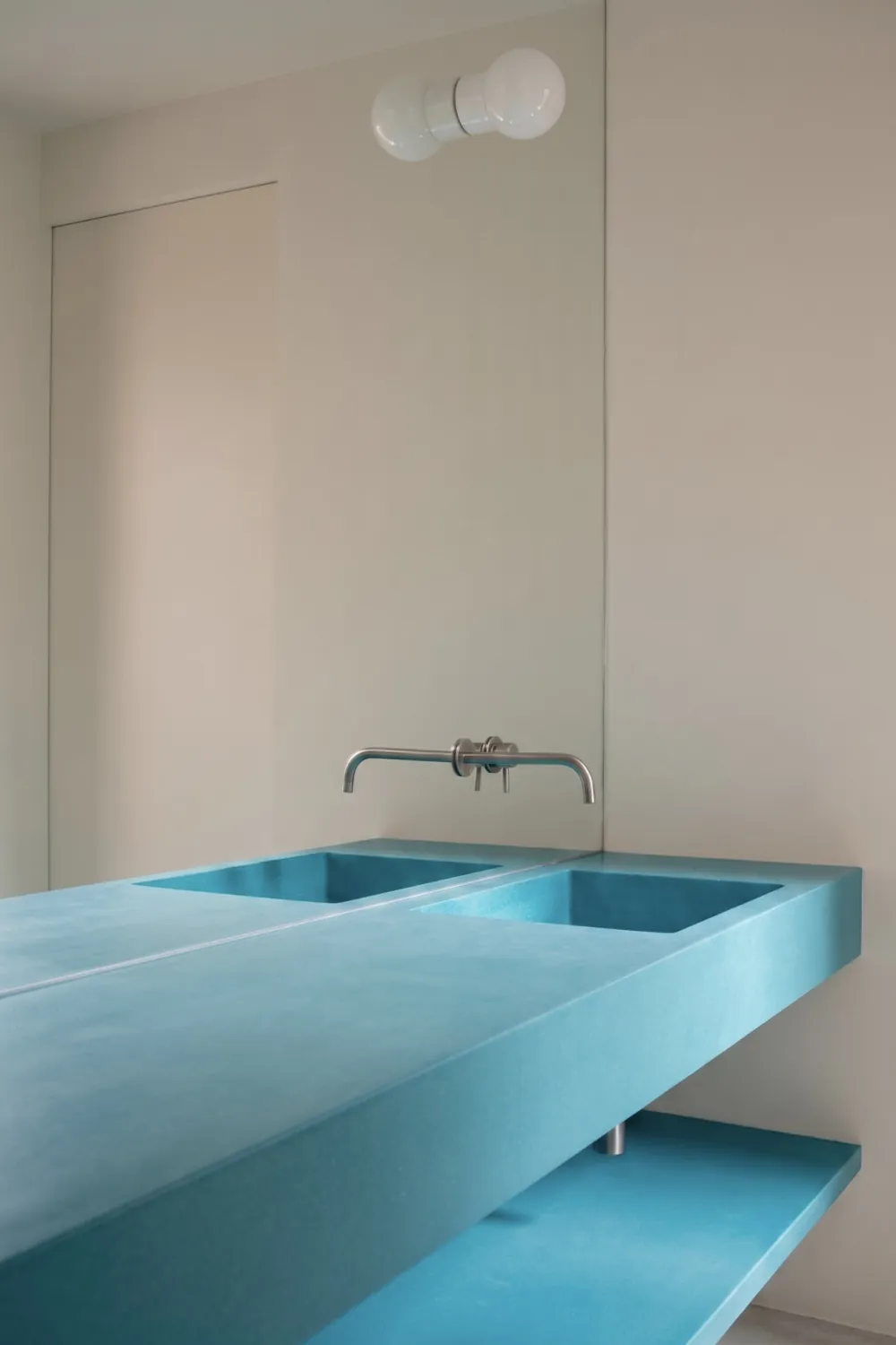 Lavabo doble de microcemento turquesa