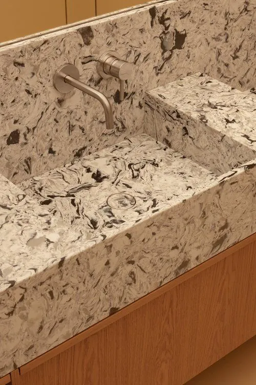 Terrazo blanco y negro con balda