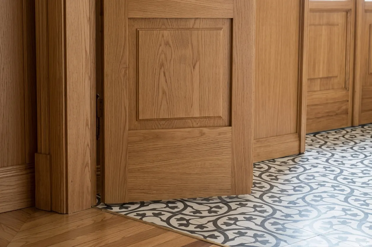 suelo hidráulico efecto terrazzo Concrete Diamond en recibidor con carpintería de madera