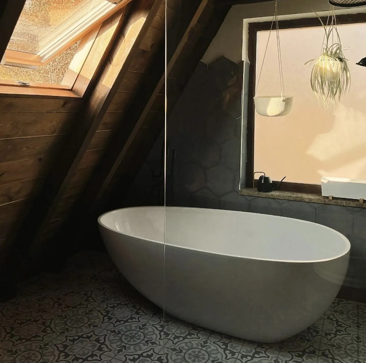 Bañera exenta de hormigón gris