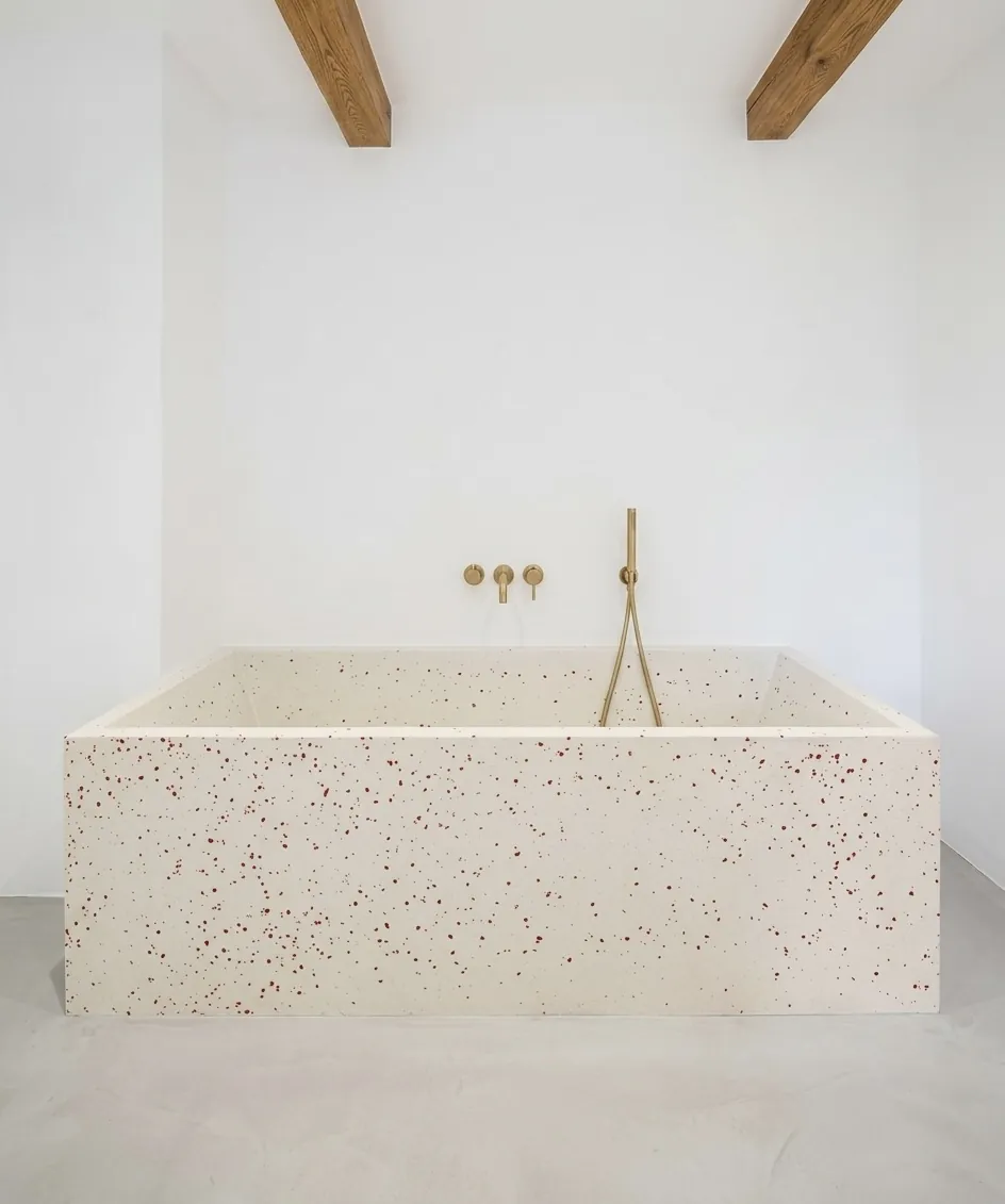 Bañera de terrazo blanco