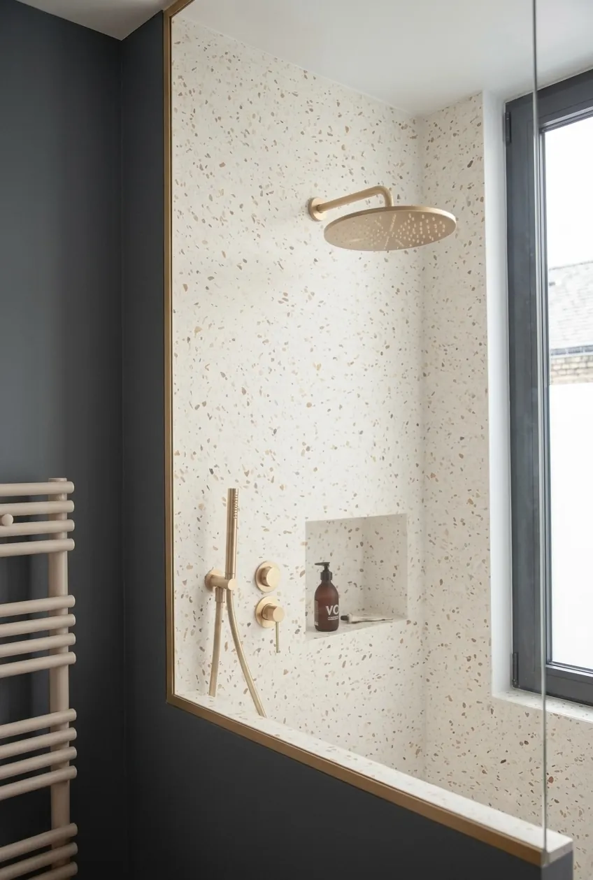 Baño de terrazo con ducha de lluvia