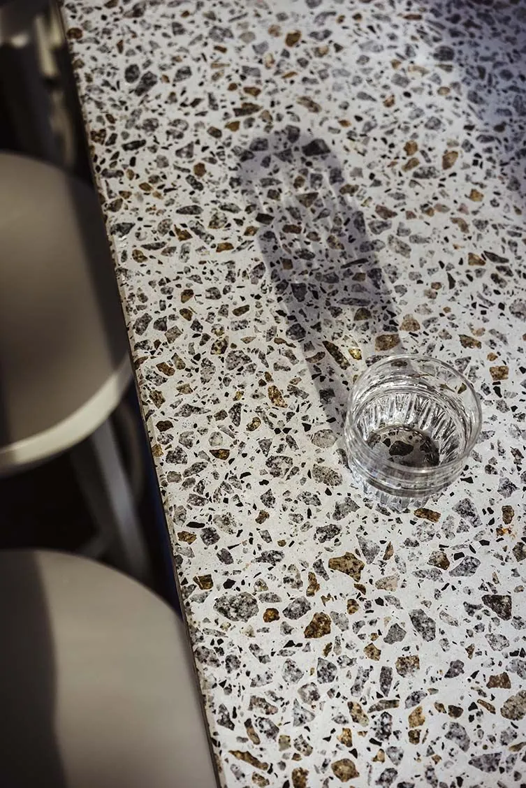 Detalle de barra de terrazo
