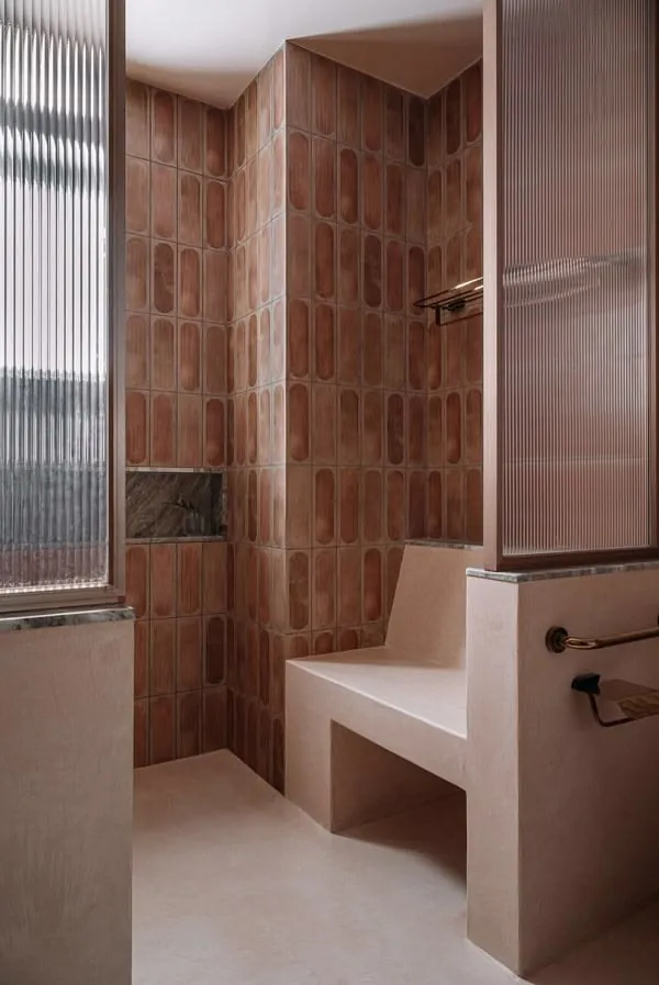 Ducha de obra con banco de microcemento