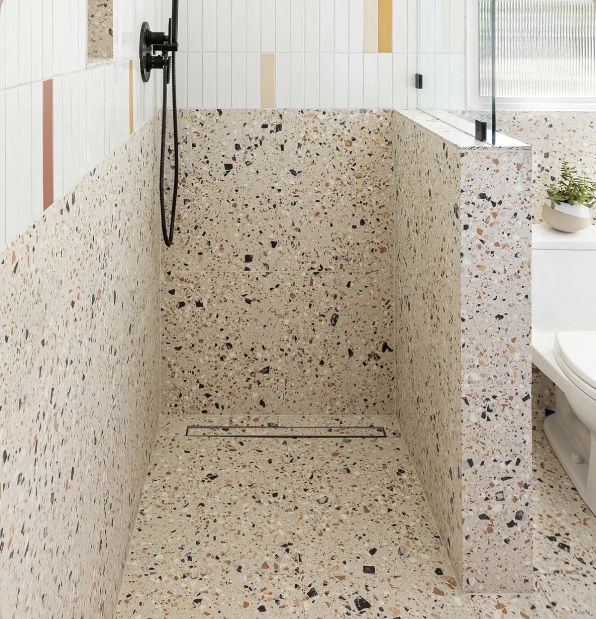 Ducha de terrazo crema