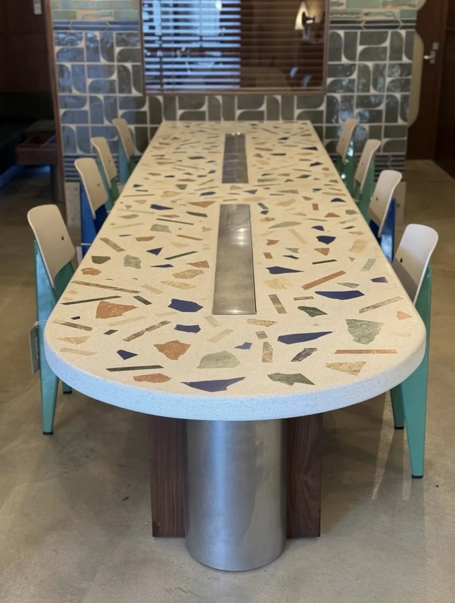 Mesa de comedor de terrazo con áridos grandes
