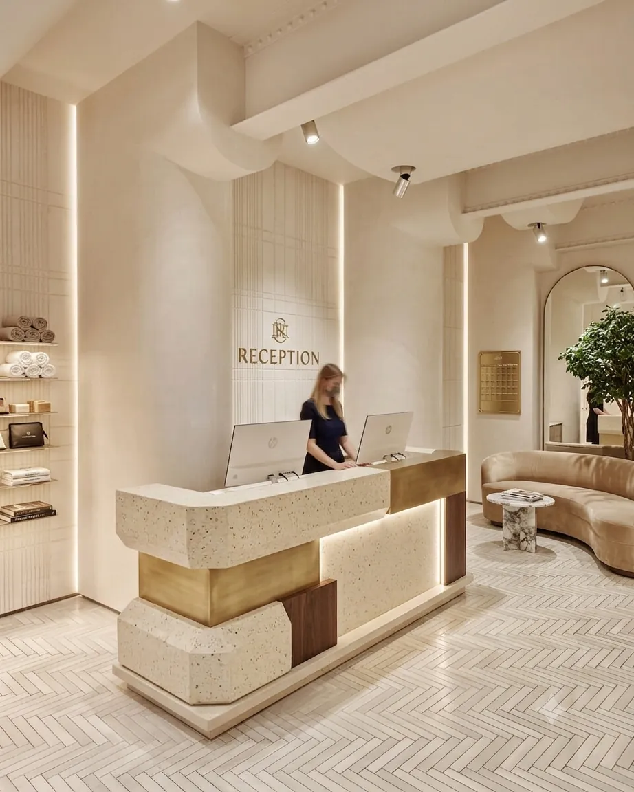 Mostrador de recepción de terrazo en hotel