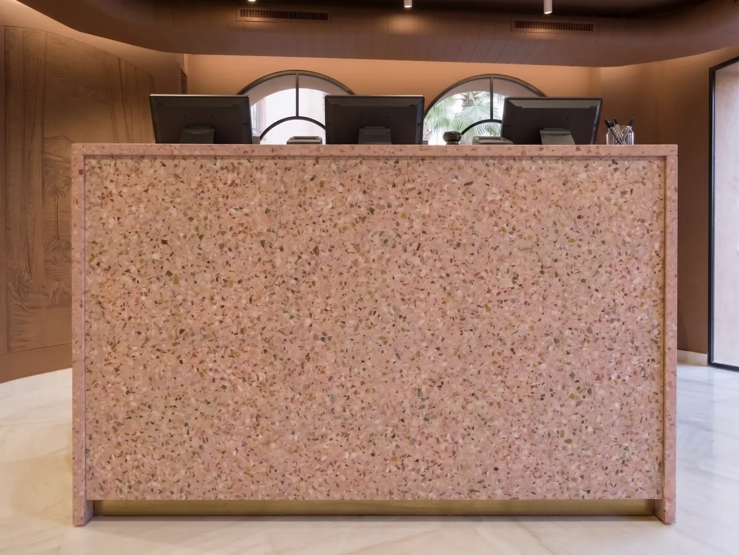 Mostrador de terrazo rosa