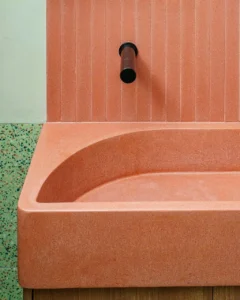 Lavabo de terrazo terracota acanalado a medida