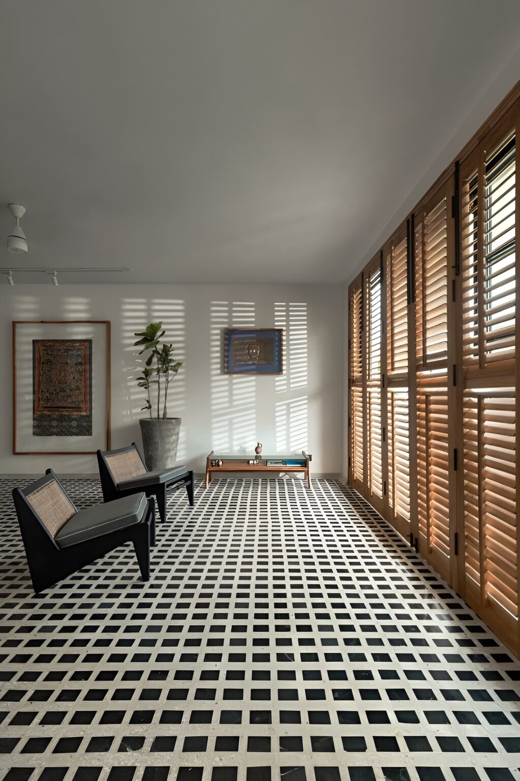 Salón con suelo de baldosa a cuadros y contraventanas de madera