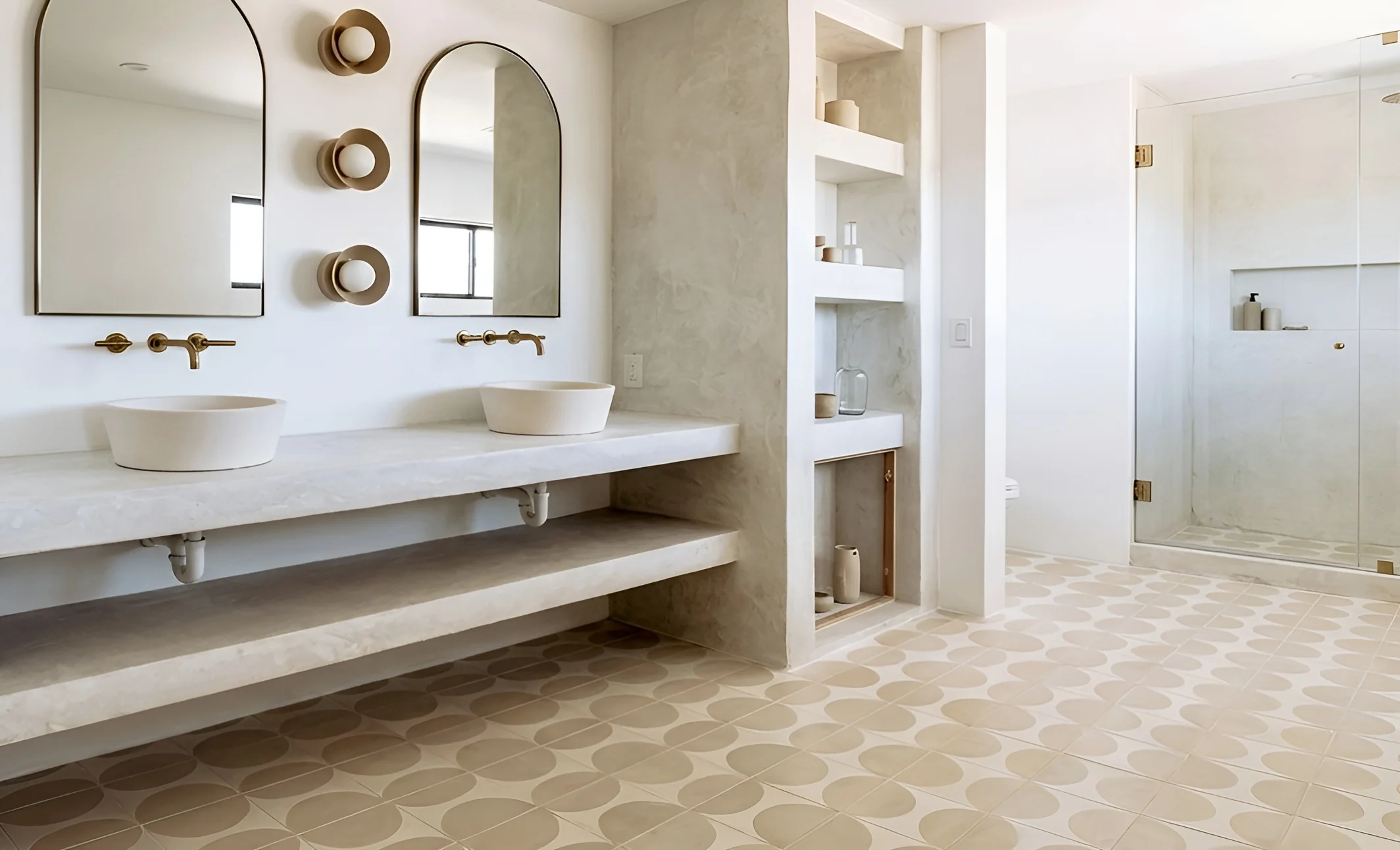 baño moderno con suelo hidráulico beige de medias lunas de Mosaics Torra