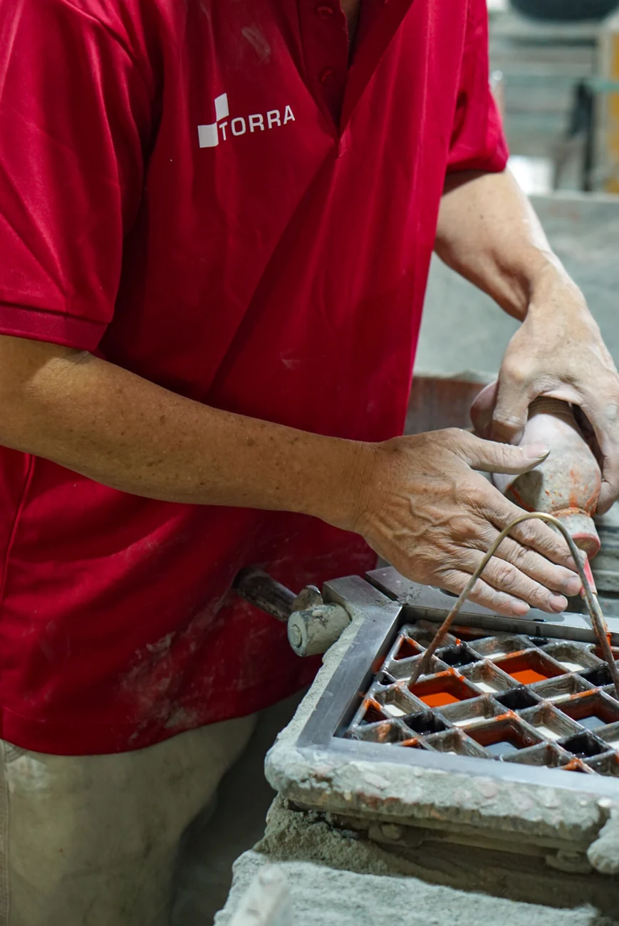 Pigmento mineral vertido a mano en el molde de la baldosa hidráulica
