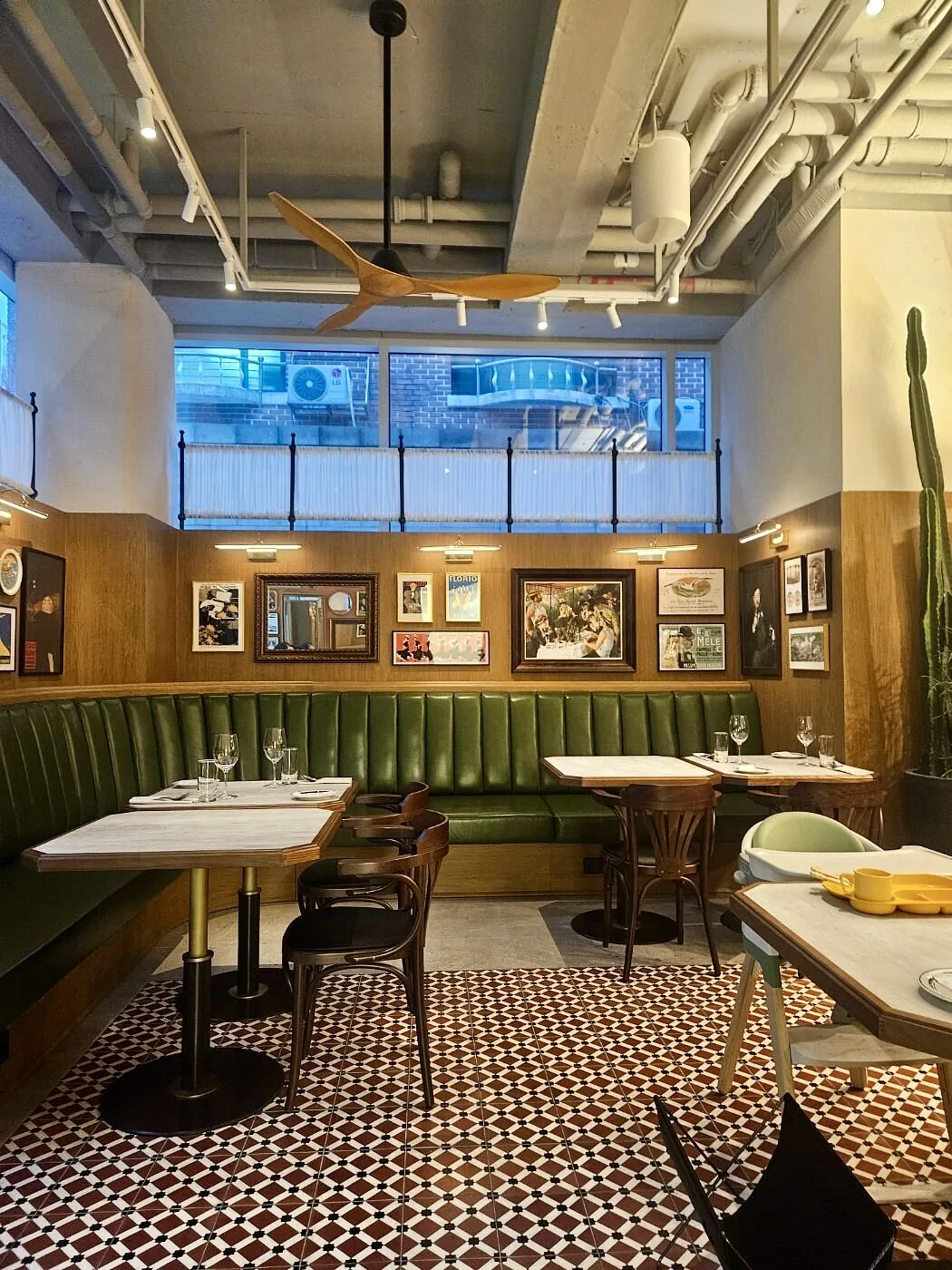 café en Barcelona con suelo hidráulico de Mosaics Torra