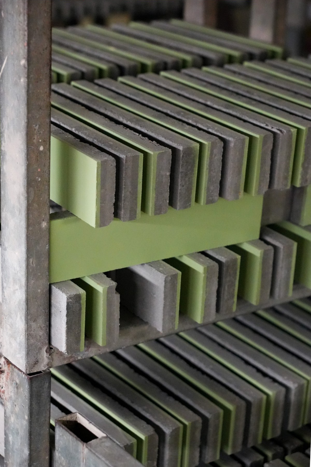 Baldosas hidráulicas monocolor verdes almacenadas en la fábrica de Mosaics Torra