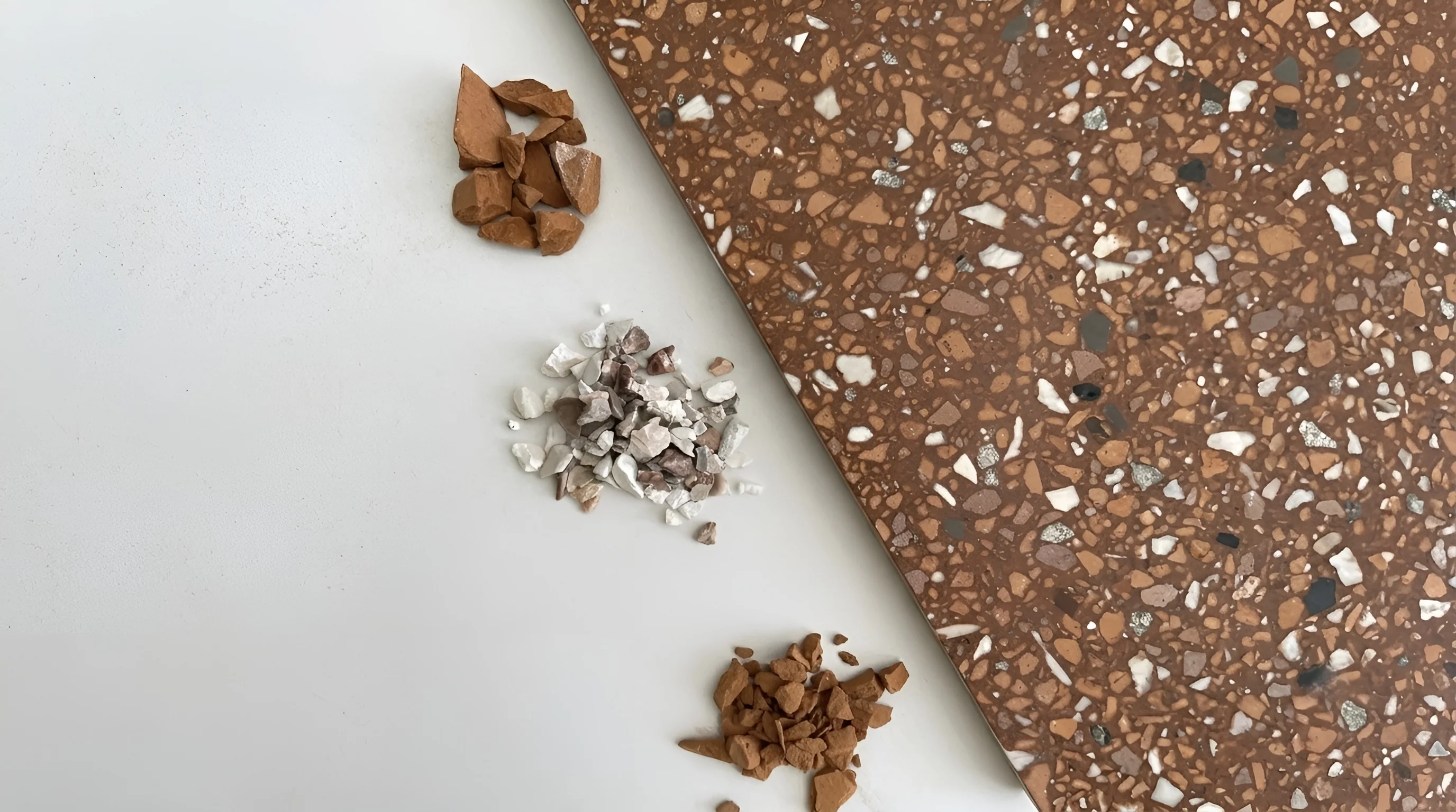 áridos naturales y baldosa de terrazzo terracota de Mosaics Torra